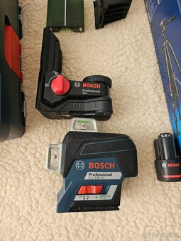 Aku křížový laser Bosch GLL 3-80 CG + stativ Bosch BT 150 - 3