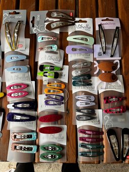 Sponky, skřipce, pírka, čelenky, gumičky do vlasů a jiné - 3