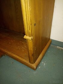 Historická policová skříň z masivu s řezbářskou výzdobou - 3