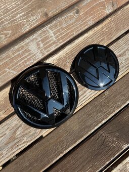 Přední a zadní znak VW na T5 - černé a nové  - 3