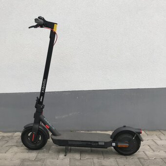 Elektrická koloběžka Xiaomi 4 PRO 2nd Gen černá - 3