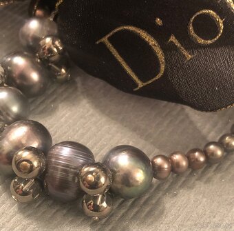 Dior beauty náramek s fialovými perlami a mašlí - 3