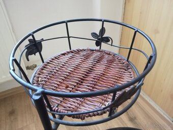 Pěkný dekorativní kovový stojan na kytky. - 3