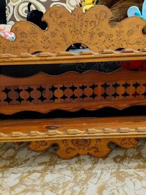 Dřevěná polička ručně vyřezávaná - 3