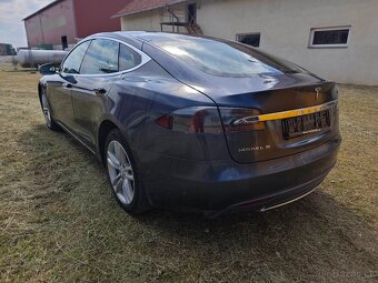 Tesla Model S 85d free charging panorama - 3