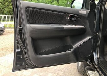 Toyota Hilux 2.5 D-4D nafta manuál 106 kw - 3