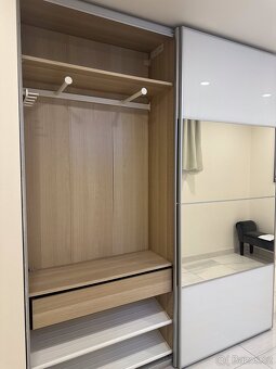 Šatní skříň bílý lesk + zrcadlo – moderní vzhled - 3