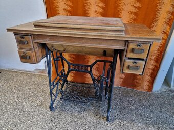 Starodávný šicí stroj Bobbin - 3