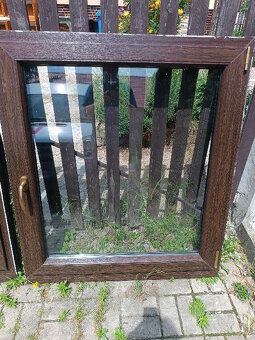 Prodám 2 hnědá okna 1,05m x 1,20m v pěkném stavu - 3