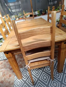 Jídelní set, stůl+ židle z masivního dřeva. - 3
