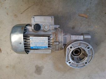 Elektromotor s převodovkou 66,5ot/min - 3