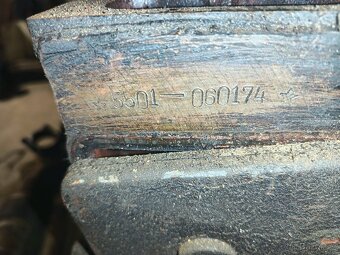 Lehce prasklý blok Zetor 5501 - 3