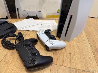 PS5 s mechnaikou + 2 ovládače + hry - 3