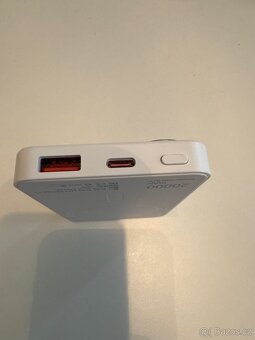 Ultratenká Magsafe Powerbanka s LCD displejem 5000mAh 22,5W - 3