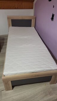 Postel s nočním stolkem. - 3