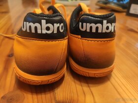 Prodám sálovky kopačky Umbro vel. 36 - 3
