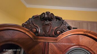 Starožitná skříň s řezbou - 3