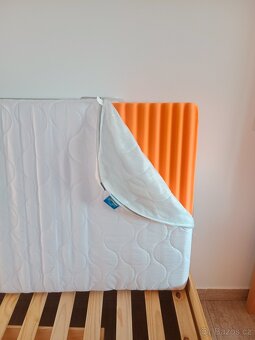 Prodám dřevěnou postel s matrací - 3
