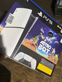 Prodám téměř nové PS5 Slim - 3