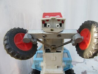 Nabízím starý model traktor Zetor. Nekompletní. Na ND. Předn - 3