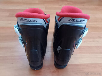 Prodám dvoje lyžáky vel. EUR 39,5 - 3