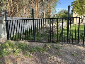Železný plot, plotové pole, brána - 3