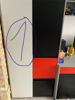 Dětský pokoj: postel auto (90/200),skříně a koberec. - 3