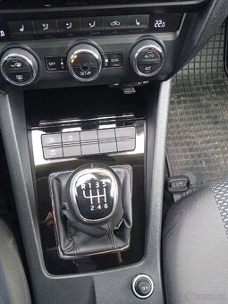 Octavia 3 středovy panel černy - 3