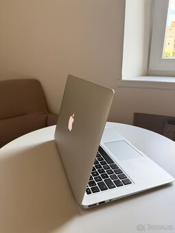 MacBook Air 13" (2017) – plně funkční, ale s jizvou - 3