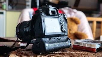 Canon EOS 6D Mark II + 2 objektivy + blesk a grip - 3