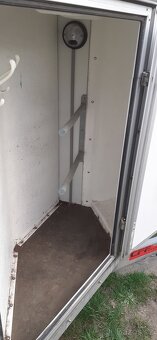 Přepravník 2 koní s laminátovou střechou a sedlovnou - 3