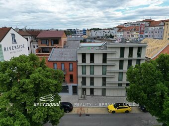 Pronájem slunného bytu 2+kk, 39 m2 přímo u břehu řeky v cent - 3