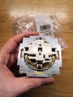 Zásuvky ABB Solo Carat žlutá s clonkami IP40 - 3