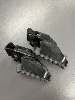 Originální stupačky Honda XL750 2023 - 3