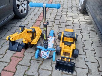 Velké hračky na písek a koloběžka - 3