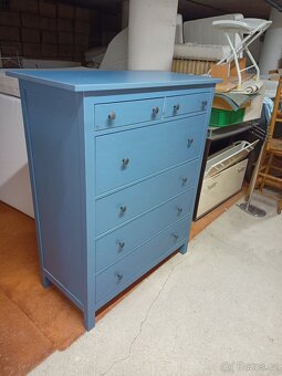 Prodám hezkou komodu z masivu IKEA HEMNES v modrém odstínu - 3