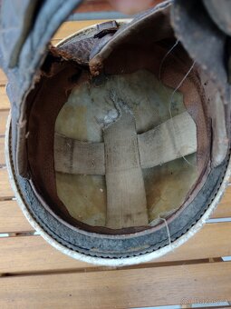 Stará helma na motorku - 3