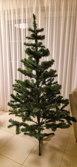 Vánoční umělý stromek včetně stojanu, celková výška cca 2 m - 3