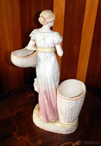 Porcelánová figurina Royal Dux „Žena s košíky“ - 3