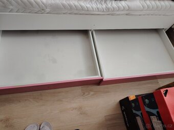 Postel+matrac+stůl - 3