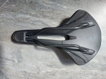 Silniční sedlo Fizik Vento Antares R5 Open Carbon-NOVÉ - 3