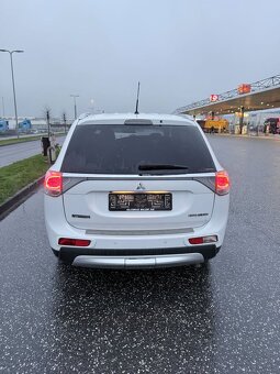 Outlander 2.2 nafta 2014 rok - 3