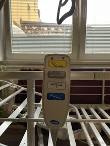 Elektrická polohovací postel Invacare s hrazdou - 3