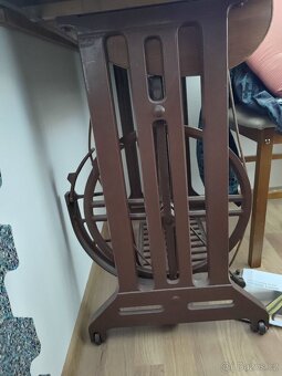 Daruji stůl se šlapacím šicím strojem – za odvoz (Brno) - 3