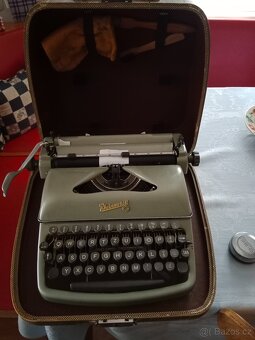 Prodám kufříkový psací stroj. - 3