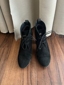Kotníkové kožené černé boty na podpatku Tommy Hilfiger - 3