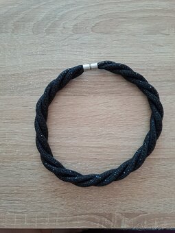 Černý třpytivý náhrdelník s magnetickým zapínáním - 3