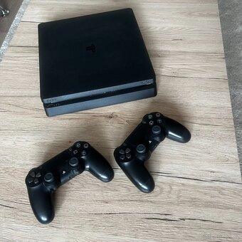 PS4 Slim 500GB + 2x ovladač Dualshock 4 - 3