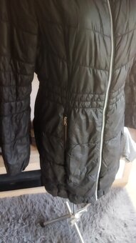 Prodám moc hezký černý prošívaný kabát s kapucí - 3