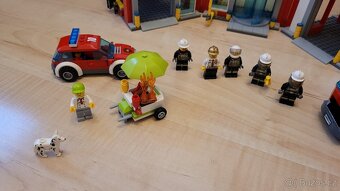 Lego City hasičská stanice 60110 - 3